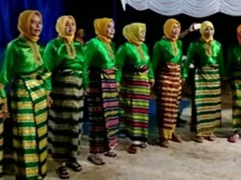 Mengenal Kabhanti Modero, Menari Sambil Berbalas Pantun Penari modero bukan hanya perempuan tapi laki-laku juga menari modero semabari berbalas pantun.