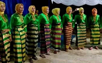 Mengenal Kabhanti Modero, Menari Sambil Berbalas Pantun Penari modero bukan hanya perempuan tapi laki-laku juga menari modero semabari berbalas pantun.