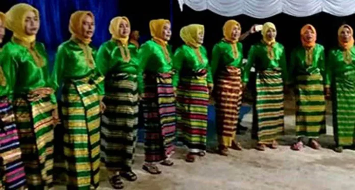 Penari modero bukan hanya perempuan tapi laki-laku juga menari modero semabari berbalas pantun.