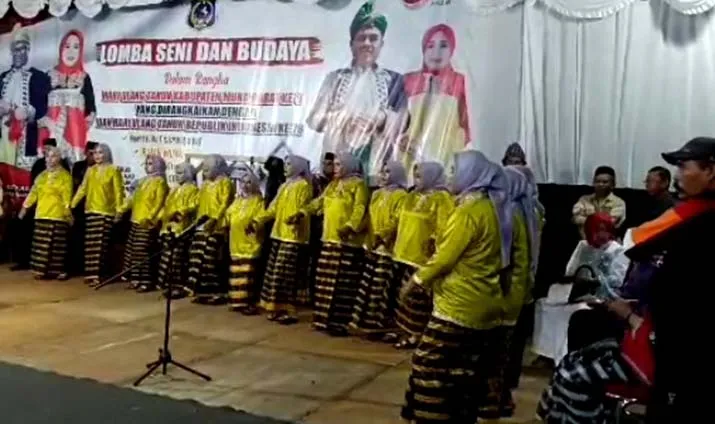 Penari modero bukan hanya perempuan tapi laki-laku juga menari modero semabari berbalas pantun.