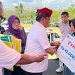 Kunker di Mubar, Pj Gubernur Sultra Serahkan Bantuan Beasiswa dan 2 Ribu Paket Sembako Kunker di Mubar, Pj Gubernur Sultra Serahkan Bantuan Beasiswa dan 2 Ribu Paket Sembako