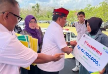 Kunker di Mubar, Pj Gubernur Sultra Serahkan Bantuan Beasiswa dan 2 Ribu Paket Sembako Kunker di Mubar, Pj Gubernur Sultra Serahkan Bantuan Beasiswa dan 2 Ribu Paket Sembako