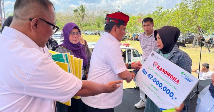 Kunker di Mubar, Pj Gubernur Sultra Serahkan Bantuan Beasiswa dan 2 Ribu Paket Sembako