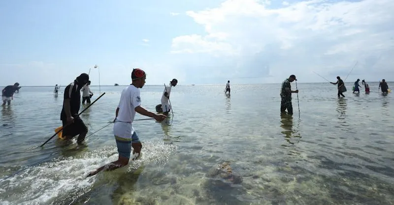 Keunikan Wisata Desa Wasuemba: Kegiatan Tombak Ikan