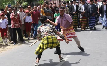 Mengenal Ewa Wuna, Atraksi Seni Bela Diri Tradisional dari Muna Mengenal Ewa Wuna, Atraksi Seni Bela Diri Tradisional dari Muna