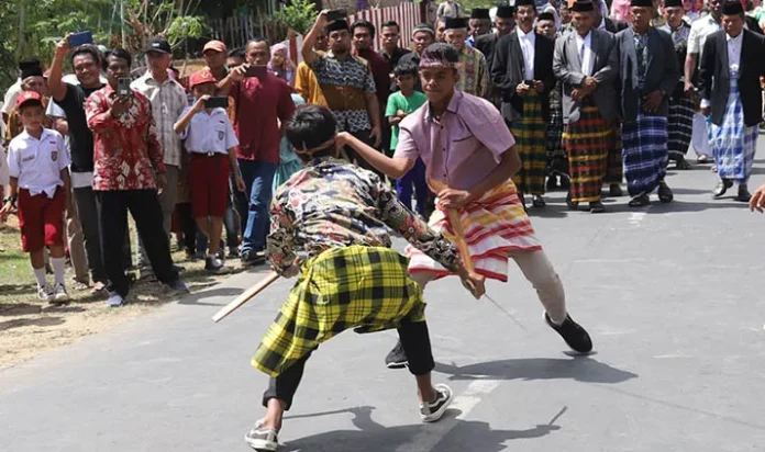 ewa_muna Mengenal Ewa Wuna, Atraksi Seni Bela Diri Tradisional dari Muna