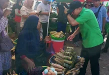 Teriakan ‘ASR Gubernurku’ Bergema saat Andi Sumangerukka Blusukan ke Pasar Tradisional di Kendari Teriakan 'ASR Gubernurku' Bergema saat Andi Sumangerukka Blusukan ke Pasar Tradisional di Kendari