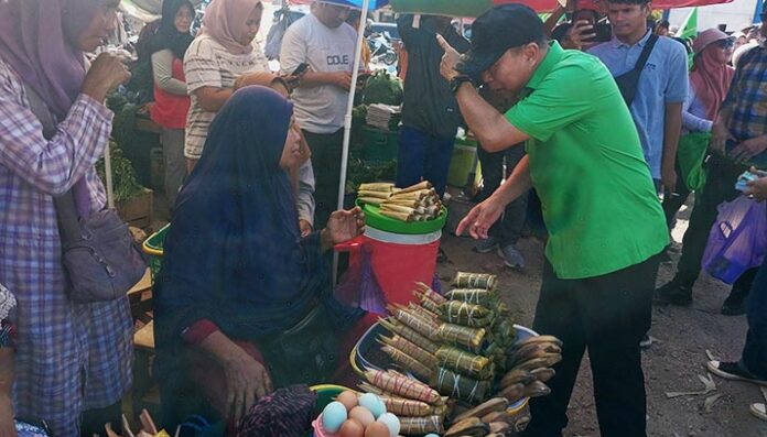 Teriakan 'ASR Gubernurku' Bergema saat Andi Sumangerukka Blusukan ke Pasar Tradisional di Kendari