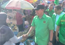 ASR Pimpin Caleg PPP Blusukan di 3 Pasar Tradisional Kendari ASR Pimpin Caleg PPP Blusukan di 3 Pasar Tradisional Kendari