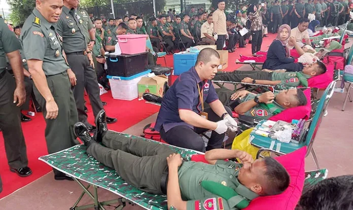 Peringatan Hari Juang, 500 Personel TNI AD Lakukan Donor Darah di Korem 143 HO