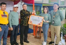 Pemkot Kendari Terima Kontainer Sampah dan 100 Bibit Pohon dari Bank Danamon Pemkot Kendari Terima Kontainer Sampah dan 100 Bibit Pohon dari Bank Danamon