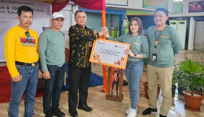 Pemkot Kendari Terima Kontainer Sampah dan 100 Bibit Pohon dari Bank Danamon
