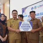 Pemda Koltim Serahkan Bantuan Akses Internet