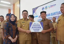 Pemda Koltim Serahkan Bantuan Akses Internet