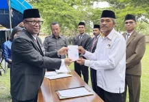 Pj Bupati Serahkan Bantuan Dana Hibah Rp200 Juta kepada FKUB Mubar Pj Bupati Serahkan Bantuan Dana Hibah Rp200 Juta kepada FKUB Mubar