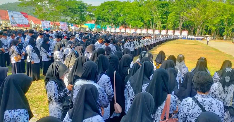 Peduli Pendidikan, Pj Bupati Konawe Berikan Penghargaan ke Guru dan Kepsek 