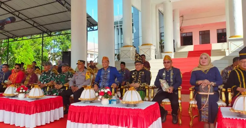 Peduli Pendidikan, Pj Bupati Konawe Berikan Penghargaan ke Guru dan Kepsek 