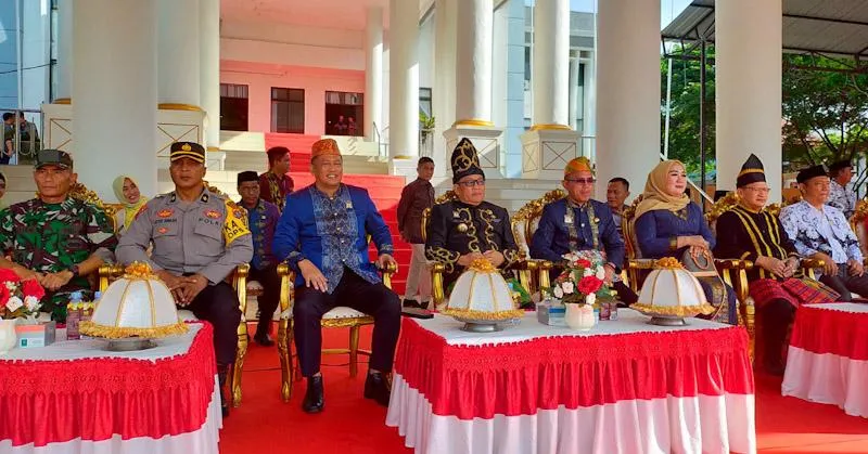 Peduli Pendidikan, Pj Bupati Konawe Berikan Penghargaan ke Guru dan Kepsek 