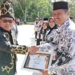 Peduli Pendidikan, Pj Bupati Konawe Berikan Penghargaan ke Guru dan Kepsek Peduli Pendidikan, Pj Bupati Konawe Berikan Penghargaan ke Guru dan Kepsek