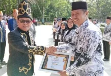 Peduli Pendidikan, Pj Bupati Konawe Berikan Penghargaan ke Guru dan Kepsek Peduli Pendidikan, Pj Bupati Konawe Berikan Penghargaan ke Guru dan Kepsek
