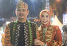 Bupati Koltim dan Istri Ramaikan Sultra Tenun Karnaval 2023 Bupati Koltim dan Istri Ramaikan Sultra Tenun Karnaval 2023