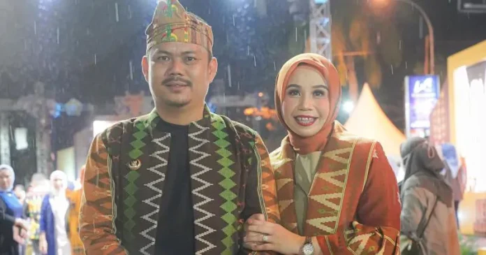 Bupati Koltim dan Istri Ramaikan Sultra Tenun Karnaval 2023