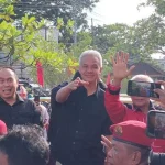 Ganjar Pranowo Tanggapi Keluhan Mak-mak di Kendari Ganjar Pranowo Tanggapi Keluhan Mak-mak di Kendari