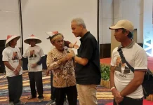 Warga Koltim Sampaikan Harapan Langsung di Hadapan Ganjar Pranowo Warga Koltim Sampaikan Harapan Langsung di Hadapan Ganjar Pranowo