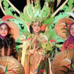 Dekranasda Koltim Juara 1 Lomba Fashion Show Sultra Tenun Karnaval 2023
