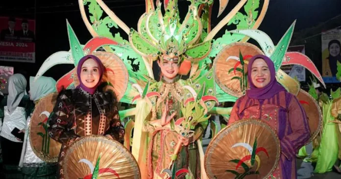 Dekranasda Koltim Juara 1 Lomba Fashion Show Sultra Tenun Karnaval 2023