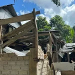 Hujan Disertai Angin Kencang, Satu Rumah Warga Mubar Tertimpa Pohon Tumbang Hujan Disertai Angin Kencang, Satu Rumah Warga Mubar Tertimpa Pohon Tumbang