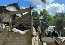 Hujan Disertai Angin Kencang, Satu Rumah Warga Mubar Tertimpa Pohon Tumbang Hujan Disertai Angin Kencang, Satu Rumah Warga Mubar Tertimpa Pohon Tumbang