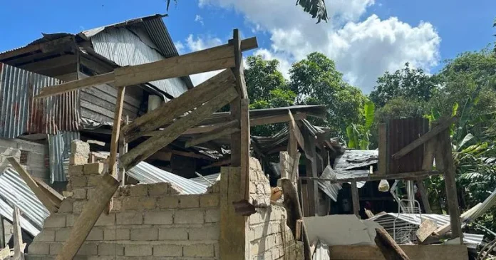 Hujan Disertai Angin Kencang, Satu Rumah Warga Mubar Tertimpa Pohon Tumbang