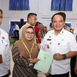 Pj Gubernur Sultra Serahkan 4.284 Sertifikat Tanah untuk Warga Baubau Pj Gubernur Sultra Serahkan 4.284 Sertifikat Tanah untuk Warga Baubau