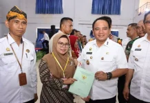 Pj Gubernur Sultra Serahkan 4.284 Sertifikat Tanah untuk Warga Baubau Pj Gubernur Sultra Serahkan 4.284 Sertifikat Tanah untuk Warga Baubau