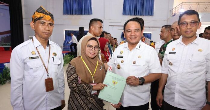 Pj Gubernur Sultra Serahkan 4.284 Sertifikat Tanah untuk Warga Baubau