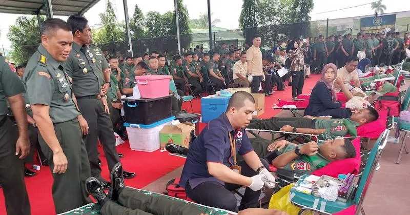 Peringatan Hari Juang, 500 Personel TNI AD Lakukan Donor Darah di Korem 143 HO