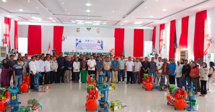 Pemda Koltim Salurkan Bantuan TKM kepada 32 Kelompok Kerja