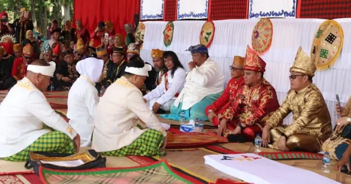 Pj Gubernur Sultra Diberi Gelar Adat Suku Tolaki