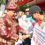 Pj Gubernur Sultra Salurkan Bantuan Pemerintah ke Masyarakat Konawe Pj Gubernur Sultra Salurkan Bantuan Pemerintah ke Masyarakat Konawe