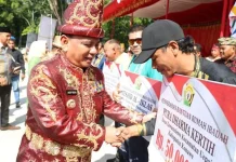 Pj Gubernur Sultra Salurkan Bantuan Pemerintah ke Masyarakat Konawe Pj Gubernur Sultra Salurkan Bantuan Pemerintah ke Masyarakat Konawe