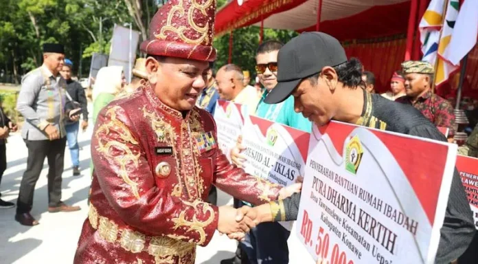 Pj Gubernur Sultra Salurkan Bantuan Pemerintah ke Masyarakat Konawe
