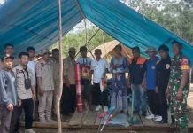 Pemda Koltim Beri Bantuan Korban Puting Beliung di Desa Tongauna Pemda Koltim Beri Bantuan Korban Puting Beliung di Desa Tongauna