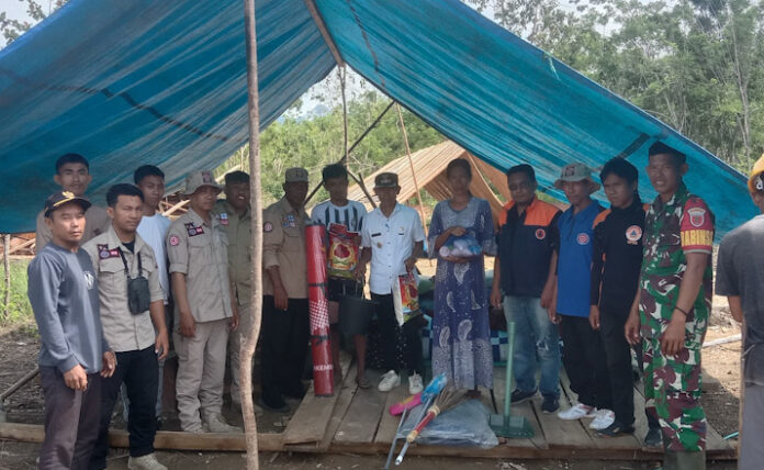 Pemda Koltim Beri Bantuan Korban Puting Beliung di Desa Tongauna