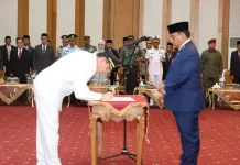 Andap Budhi Revianto Lantik Andi Makkawaru jadi Pj Bupati Kolaka Andap Budhi Revianto Lantik Andi Makkawaru jadi Pj Bupati Kolaka