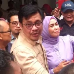 Warga Antusias Sambut Nur Alam dari Bandara sampai di Rumahnya Warga Antusias Sambut Nur Alam dari Bandara sampai di Rumahnya