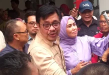 Warga Antusias Sambut Nur Alam dari Bandara sampai di Rumahnya Warga Antusias Sambut Nur Alam dari Bandara sampai di Rumahnya