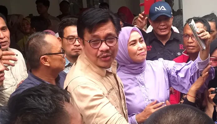 Warga Antusias Sambut Nur Alam dari Bandara sampai di Rumahnya Warga Antusias Sambut Nur Alam dari Bandara sampai di Rumahnya