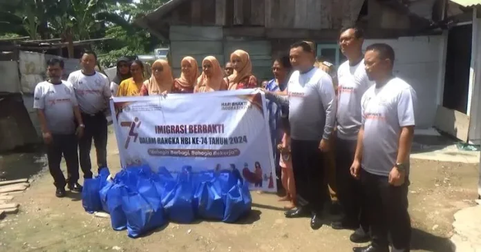 HBI ke-74, Kantor Imigrasi Kelas I TPI Kendari Salurkan Sembako di 3 Lokasi