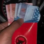 Cek Fakta: Beredarnya Foto Amplop Merah Lambang PDI-P dengan Isi Rp.300.000 di Medsos Video Viral di Sampang Surat Suara Sudah Tercoblos 02, KPU: Narasi Hoaks